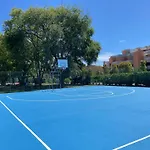 In A Poolside Διαμέρισμα