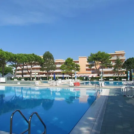 In A Poolside - Beahost *