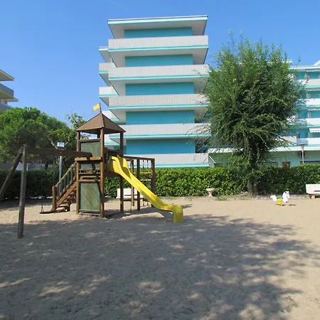 In A Poolside Apartamento