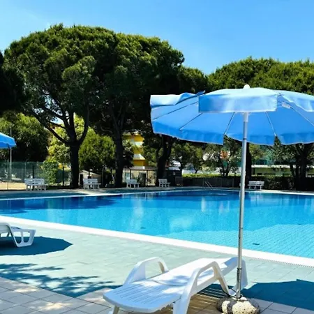 In A Poolside Daire Bibione